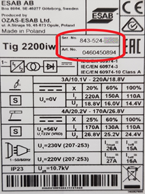 Les numéros de modèle/pièce et de série peuvent figurer sur la plaque signalétique de votre équipement. Exemples montrés dans l'image. Si vous avez besoin d'aide pour localiser ces informations, veuillez contacter votre représentant commercial ESAB local.