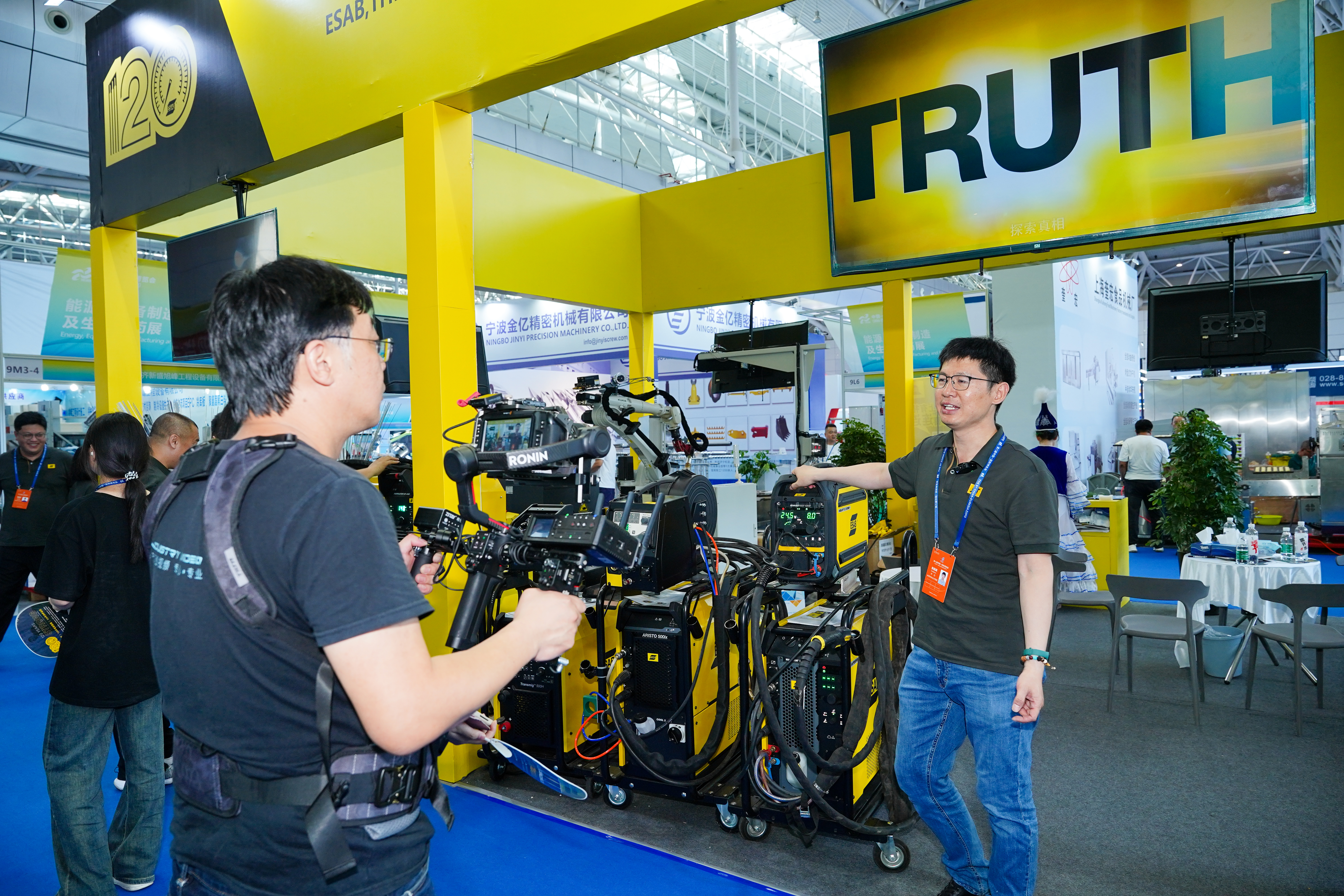 Livestraeming ESAB equipment.
