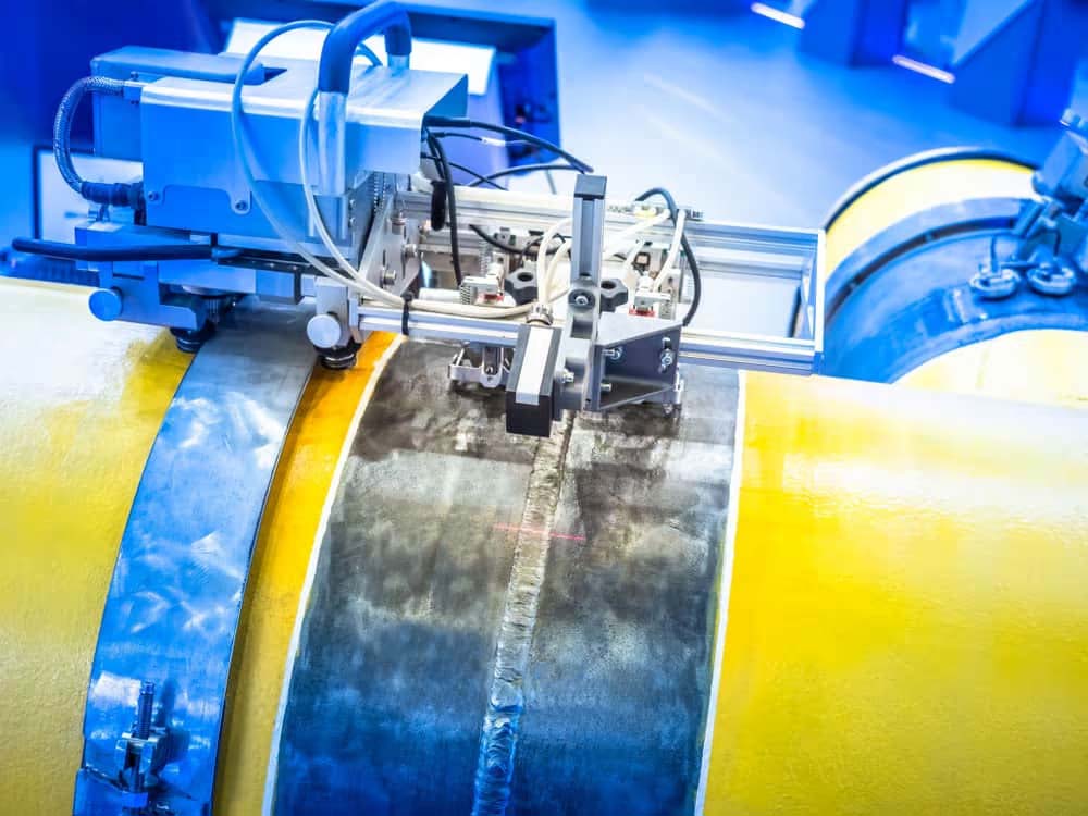 Welding pipeline with a pipe welding robot