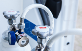 Medical gas regulator connected to cylinder