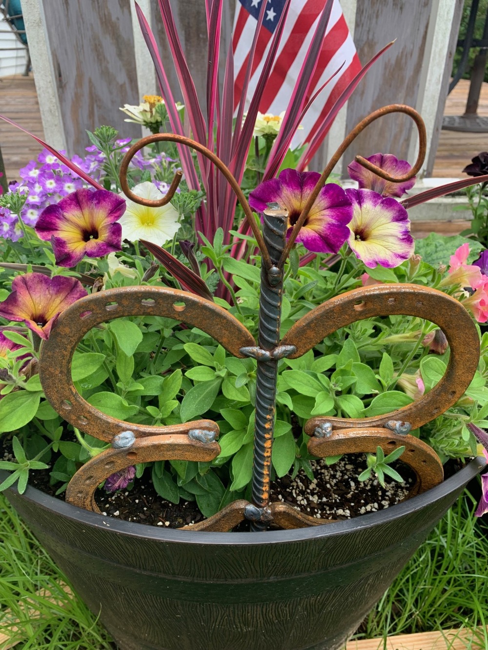 DIY Welded decorative horseshoe garden flower
