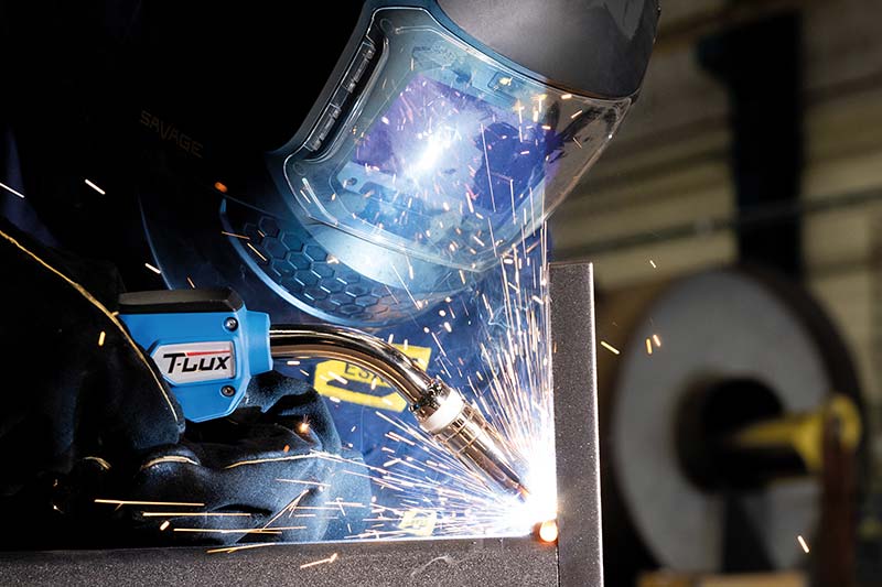 Soldador industrial operando a tocha de soldagem TBi T-Lux MIG/MAG durante a fabrica&ccedil;&atilde;o &ndash; tocha de alto desempenho para soldagem de precis&atilde;o.